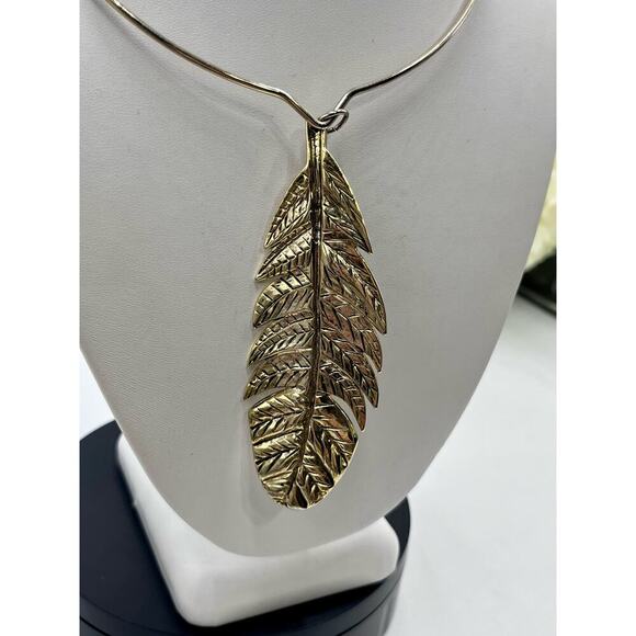 Betsey Johnson Indian Summer Lg
Pave Feather Choker Torque Gold Tone Necklace - Picture 14 of 15